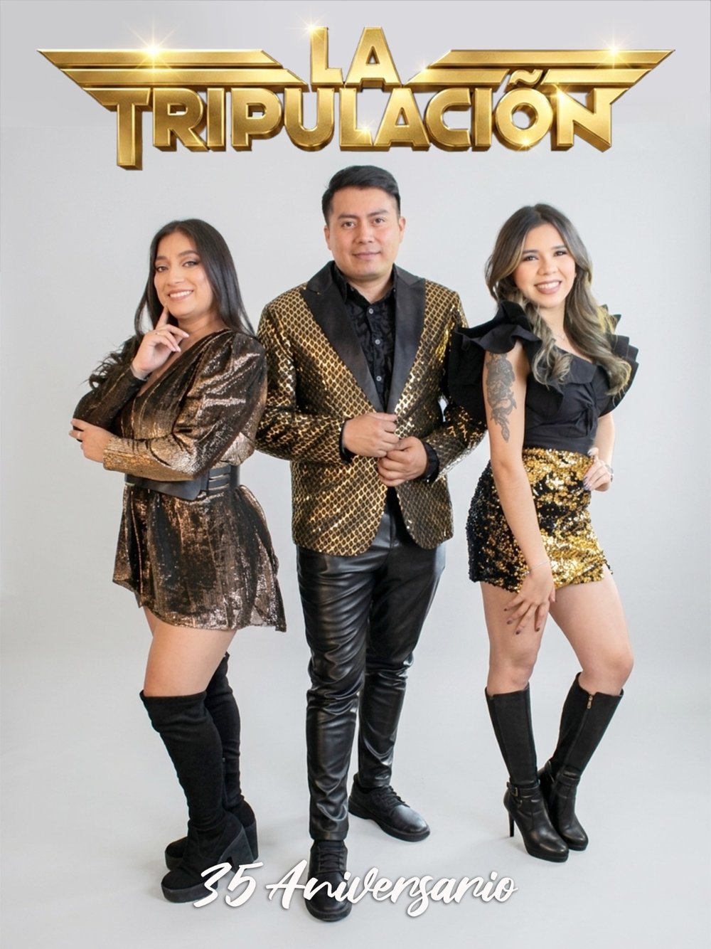 Tres integrantes de La Tripulación posando en dorado y negro